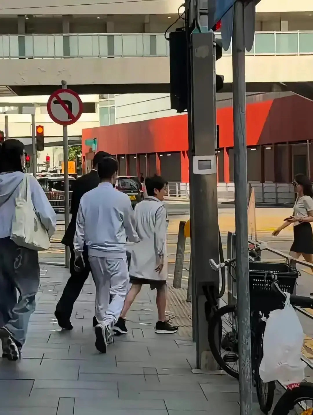 奚梦瑶陪婆婆逛街太乖巧！穿白外套比何猷君高半头四太这双腿绝了​