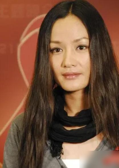 瞿颖怒怼制片人：他们多少钱，我多少钱？这话太狠了。她早就跟制片人说好，钱可