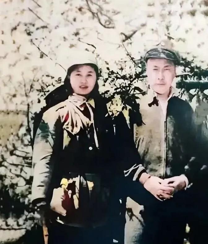 陈毅夫妇和女儿的合影，拍完这张照片的第二年，夫妻俩就陆续离开了人世。陈毅，19