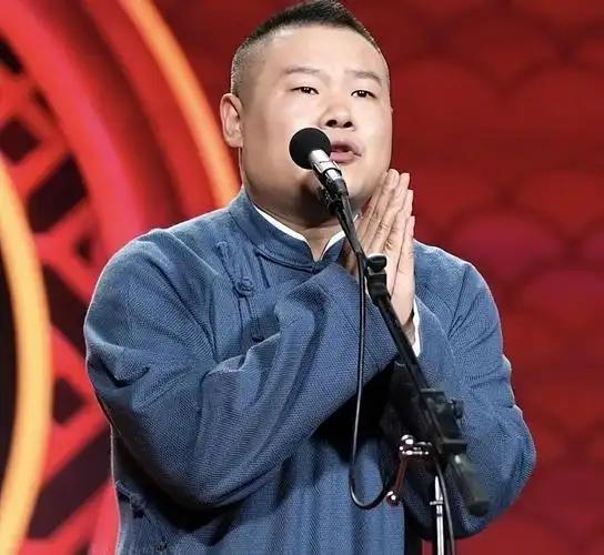 一次采访，主持人问岳云鹏对中国男足的看法。他答：“我很想加入国足，因为他们有很多