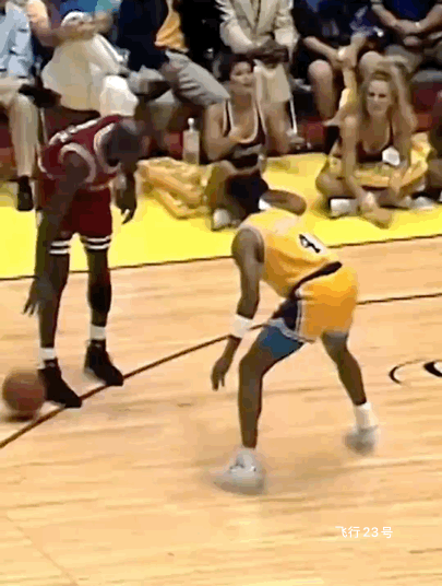 乔丹的变向突破隔扣有多精彩！乔丹的变向突破，他的第一步启动时间仅需0.28秒