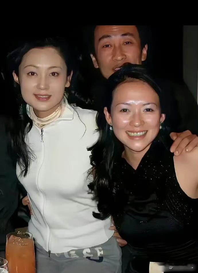 看章子怡和陈红的早期合照才发现！陈红根本没网传的那么方脸，脸型其实很柔和，章子怡