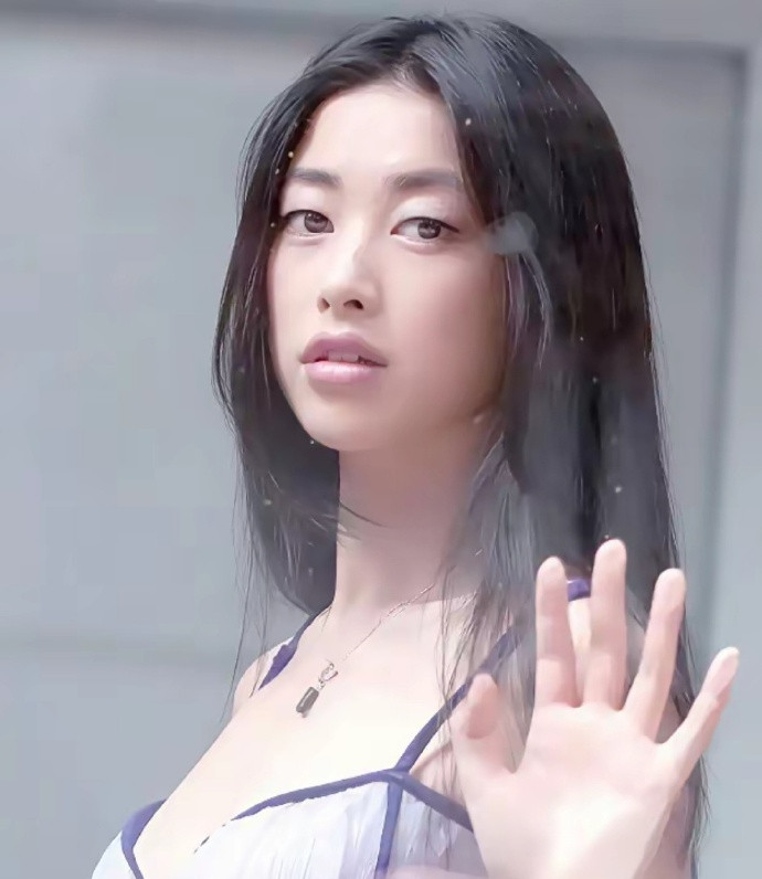 23岁时的朱珠，没有精致的双眼皮，也没有尖尖的锥子脸，素颜出镜，反而显得格外清纯