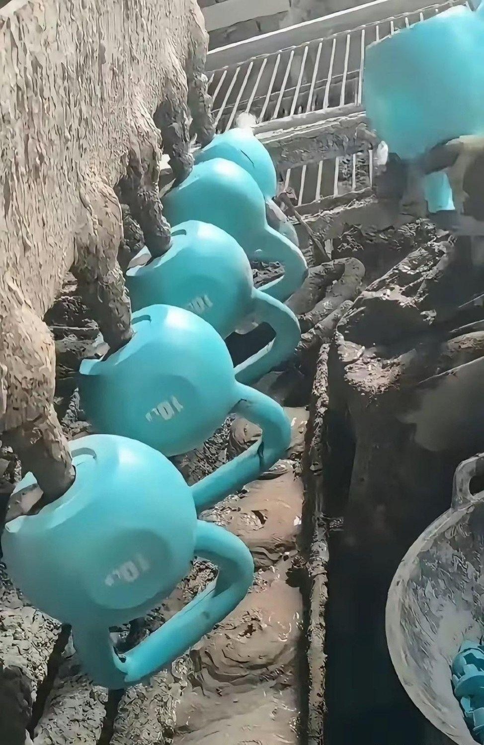 不是，这玩意居然是水泥填灌的？白瞎我看了十几年电视！