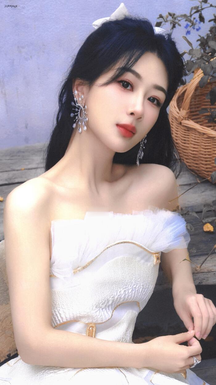 童星出道，早在拍摄《家有儿女》时，宋丹丹就对杨紫说：“孩子，你长成这样还是别演戏了，好好学习吧。”一