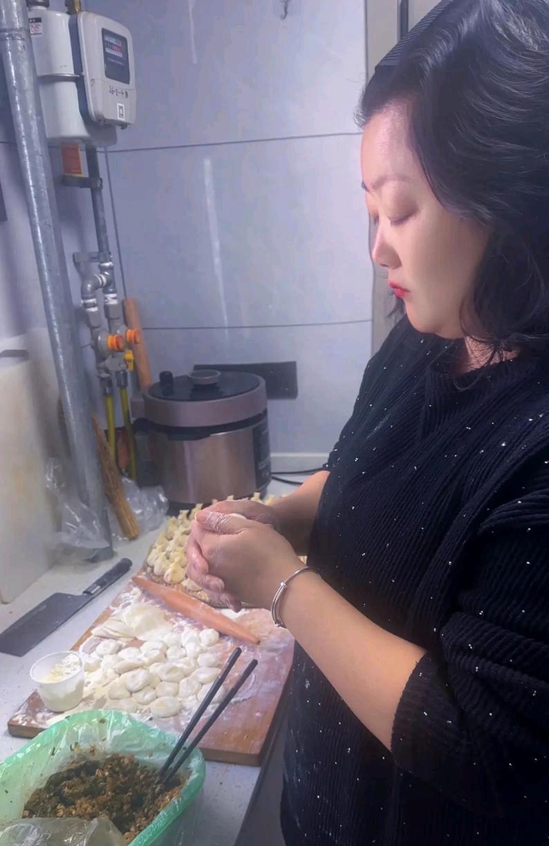 一女子看见婆婆在和面，就问：“妈，我想吃饺子。你可以用这面包饺子吗？”婆婆说：“