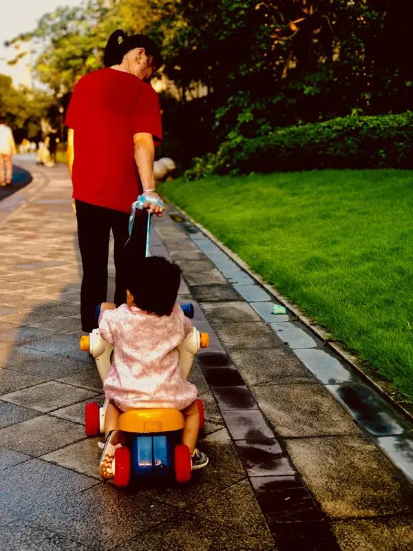 宝妈在家带娃的日子，幸福与辛苦并存。很多人觉得带娃轻松，实则不然。宝妈从早忙到晚