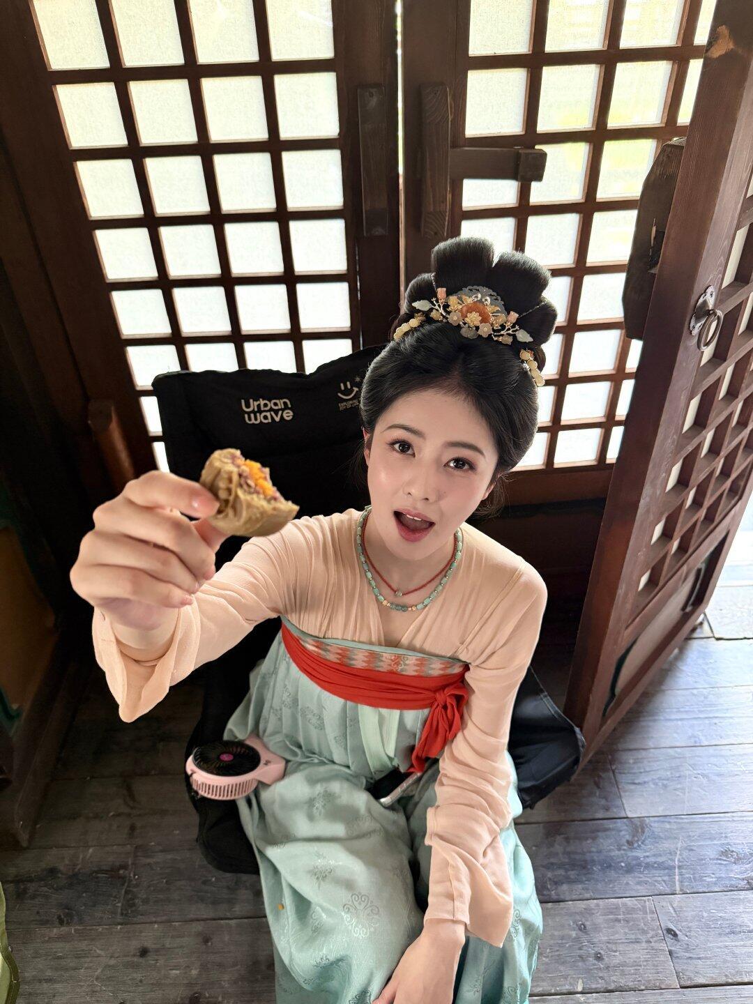 白鹿拒绝容貌焦虑黑眼圈痘痘大家都有，只是大家美的不一样，哪有那么多美女标准，只