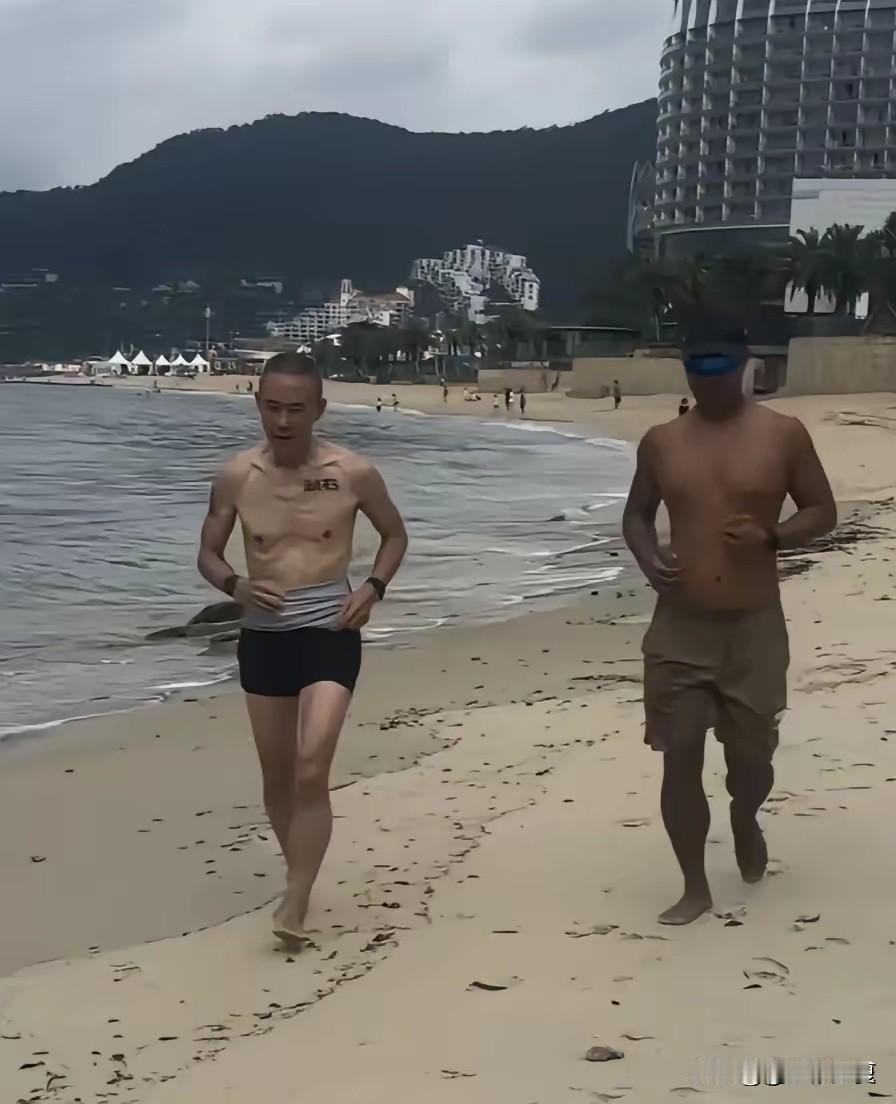 75岁的王石在深圳海滩光膀子跑步时被人偶遇。常年锻炼的他，肌肉简直少得可怜，