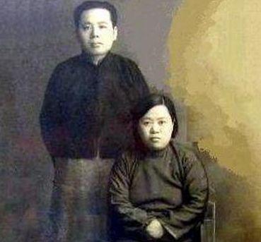 1913年，张恨水被迫结婚。他嫌弃妻子貌丑，却经常和妻子同房。不久后，妻子怀孕生