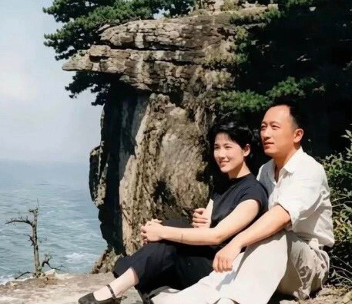 【纪实摄影】1962年，孙道临与新婚妻子王文娟在庐山度蜜月时拍的照片。当时孙道临