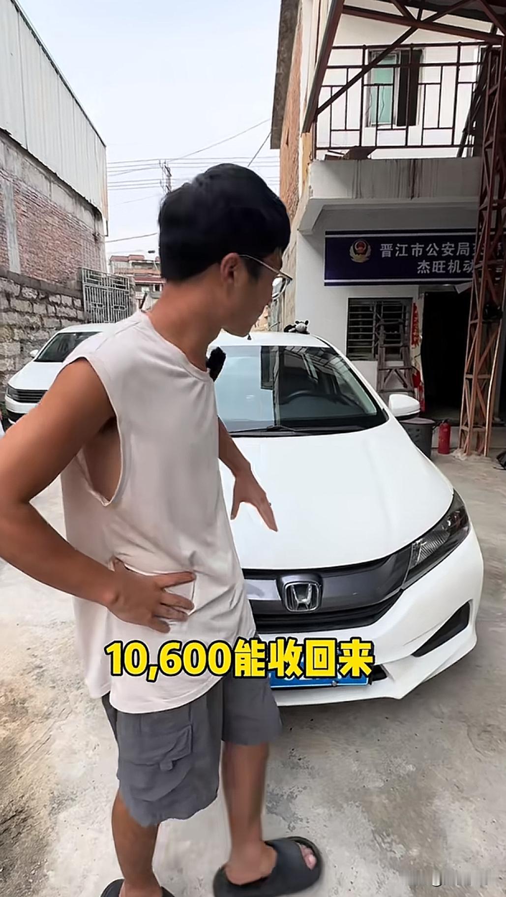 刚刚看到一个卖二手车的，他的院子里停满了二手的燃油车，说有四五百台。而那些车的收