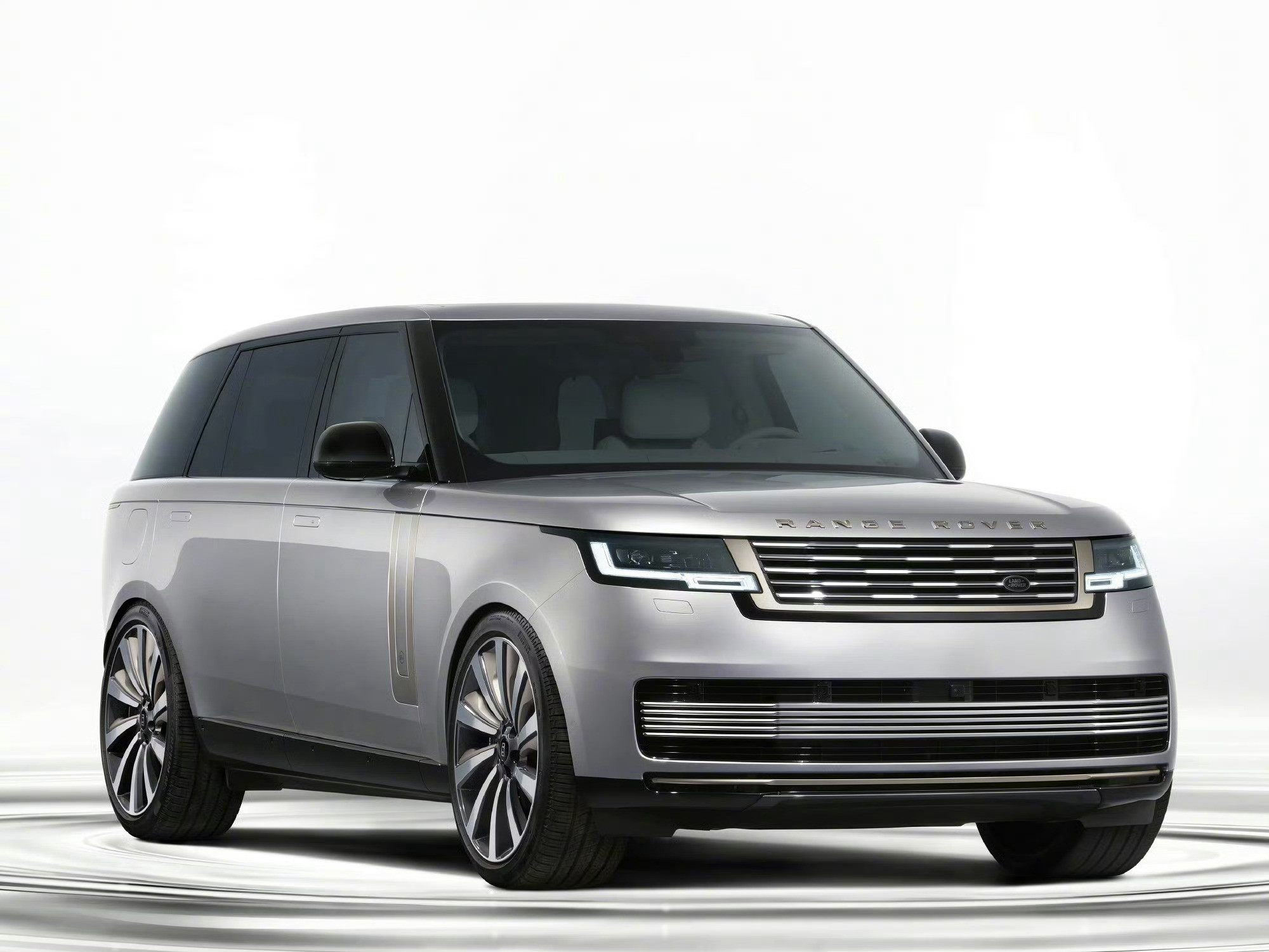 揽胜SVUltra，路虎全新旗舰SUV。SVUltra专属车漆泰坦银，漆面含
