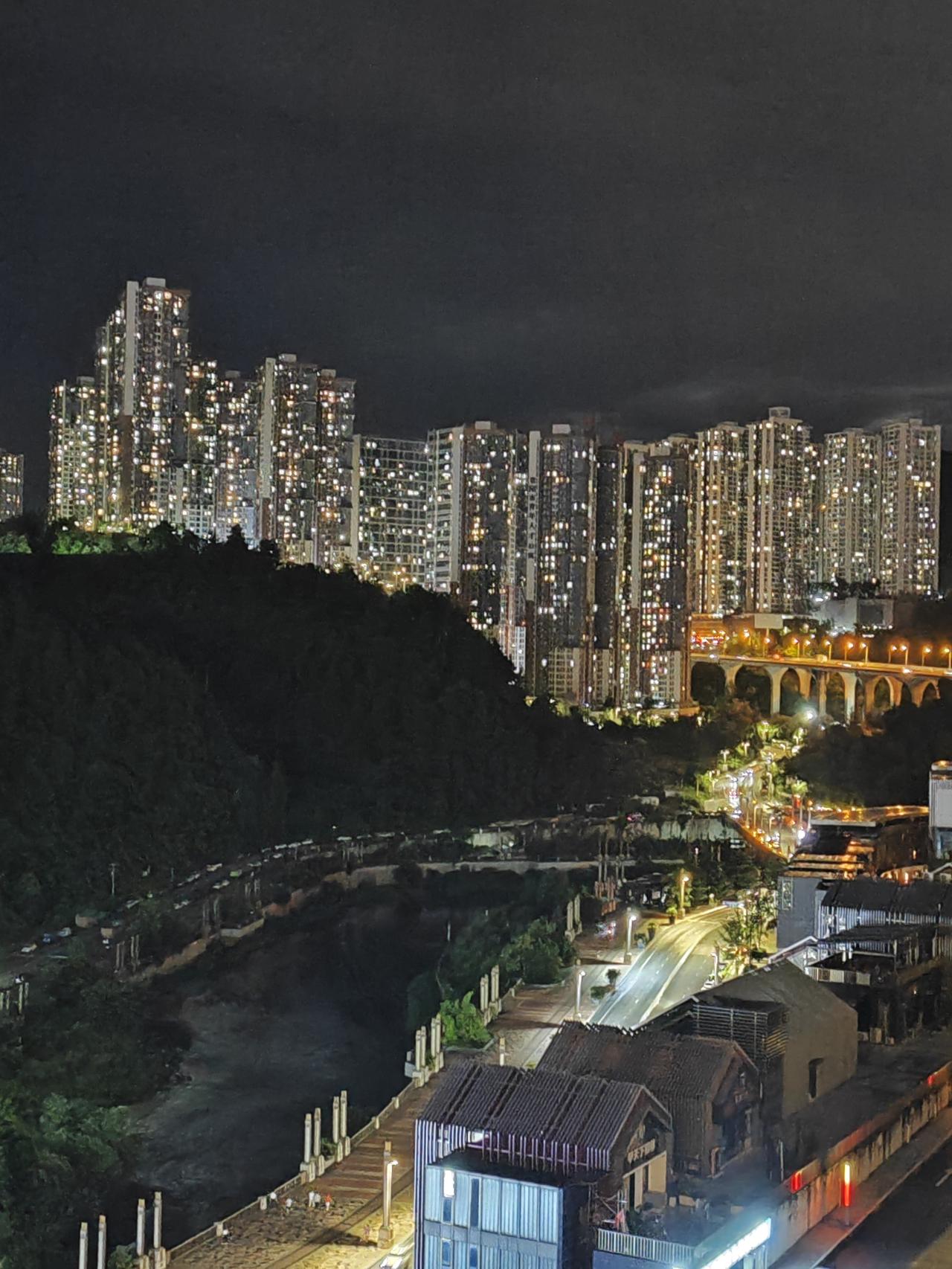 这是贵阳特有的万家灯火景观，酒店窗外看到这一片美景，真的被惊艳了。这里是贵阳市的