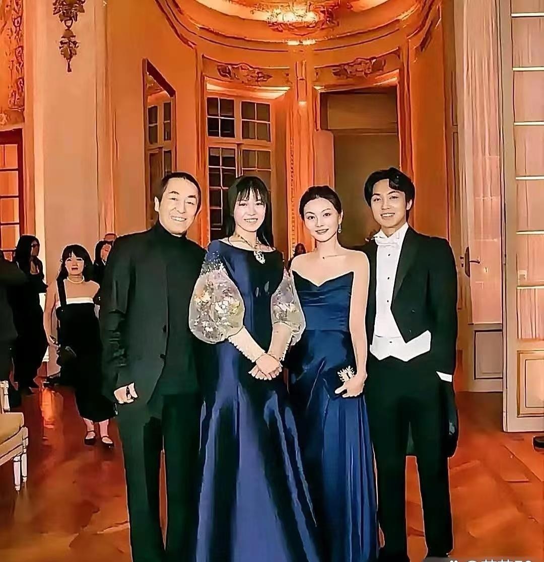 第一次看到张艺谋一家四口全家福，这场面，温馨得不行！儿子帅得一塌糊涂，女儿美若天