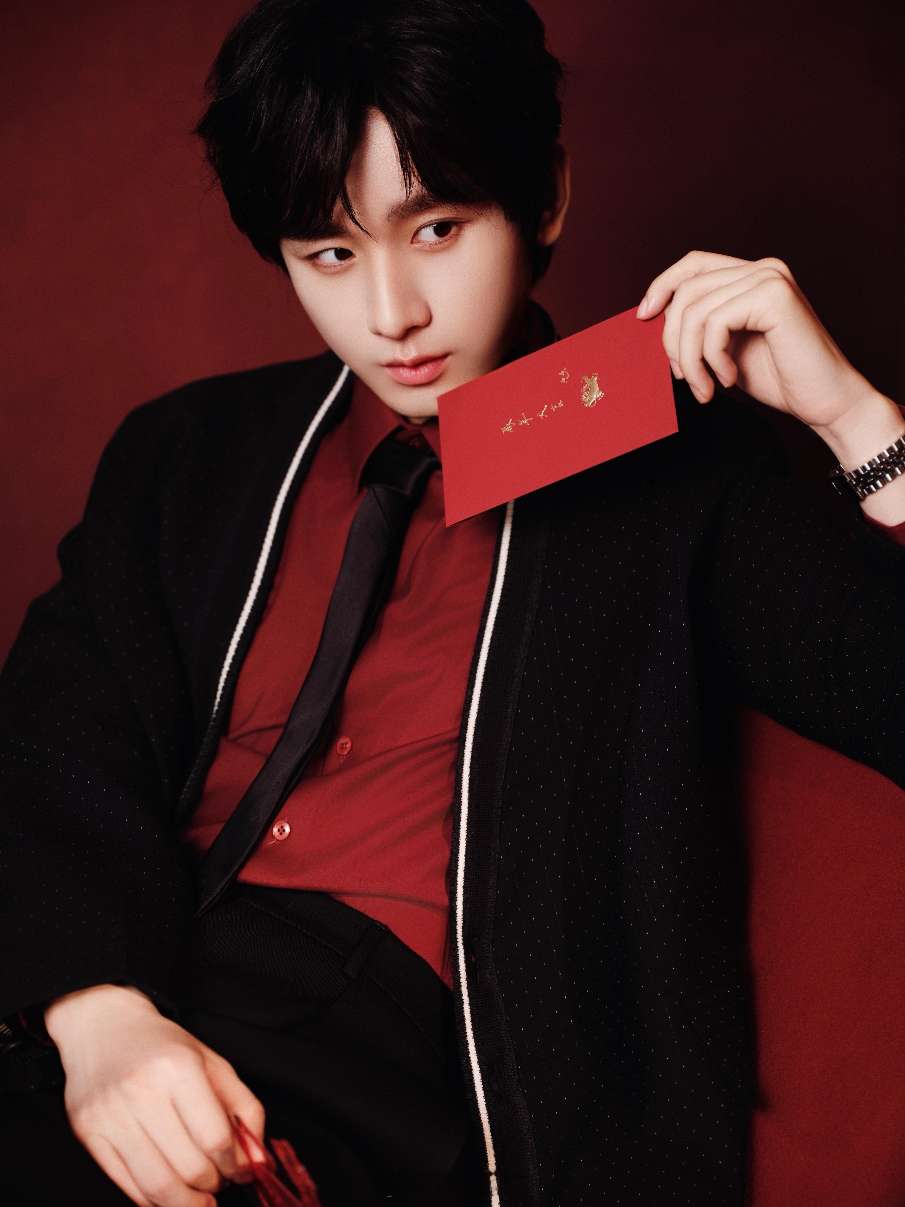 你别说，你还真别说，成毅工作室美商提升了，新春营业大片很像样儿。虽然还是有一股娇