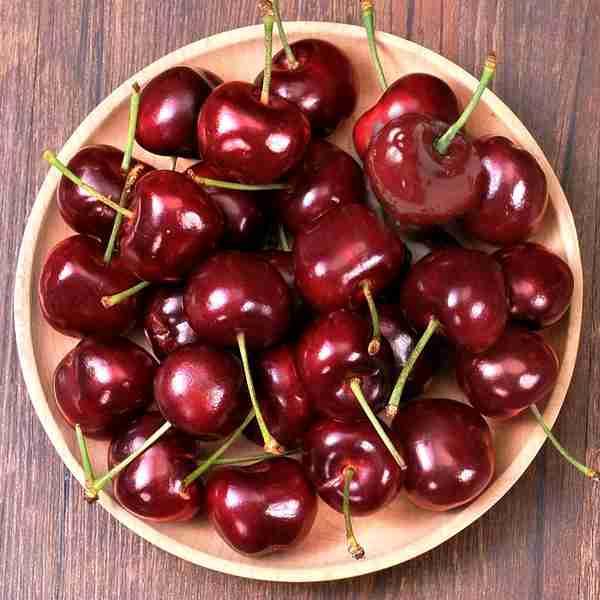 上周末超市里车厘子正做活动——4J级别的五斤装礼盒从之前的三百多降到了169元。