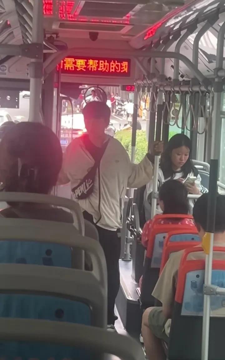 这是谁的儿子？又是那个学校的学生？一上公交车就张口要钱：“叔叔阿姨，能给我点钱吗