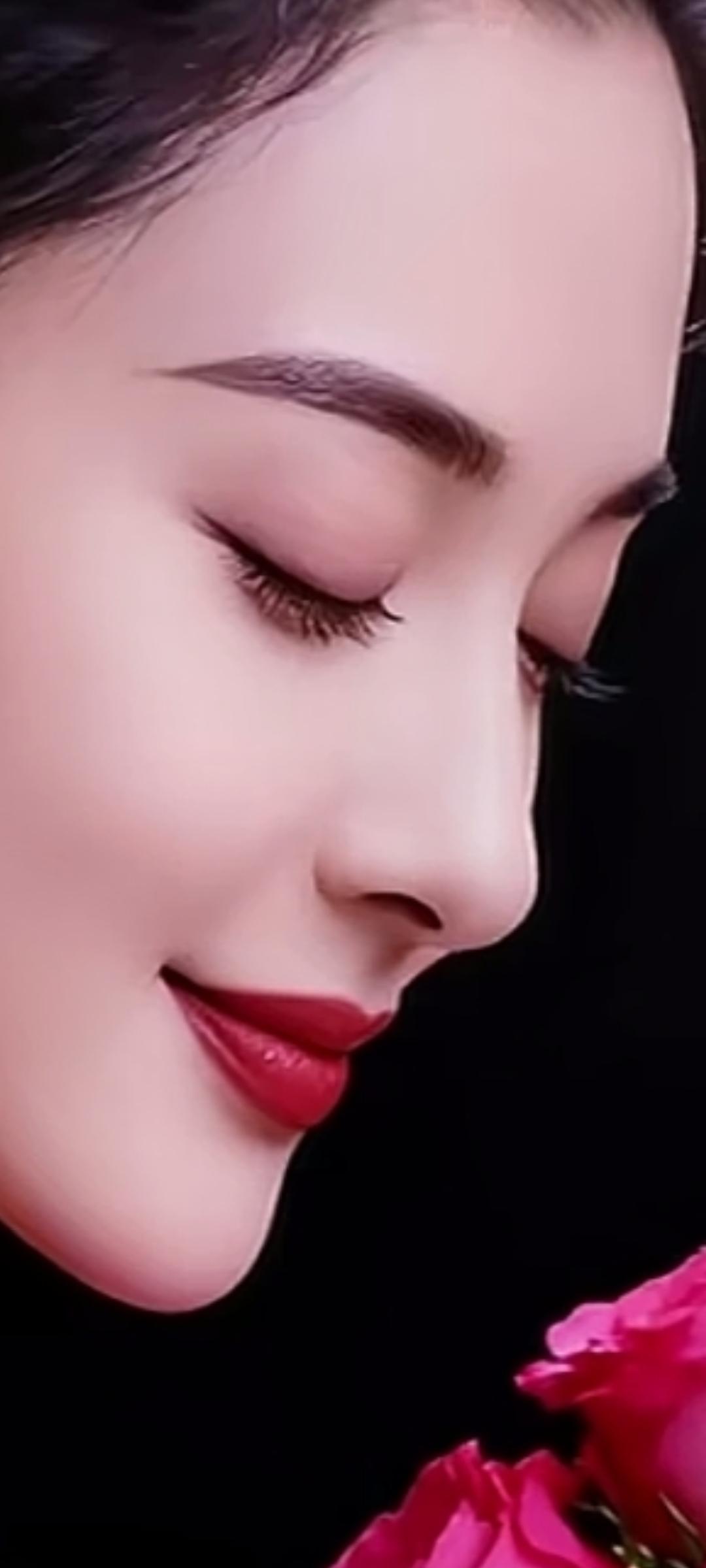 闭眼微笑，红唇轻启，绽放如花🌸