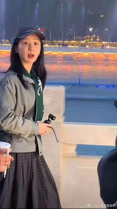 杨紫素颜出镜，感觉几乎没怎么化妆。说到底还得是童星出道，这种素颜状态真的太顶了。