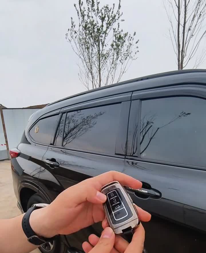 丰田车钥匙的四个实用功能。·第一个大家都知道，遥控钥匙是锁车和解锁作用。摁锁