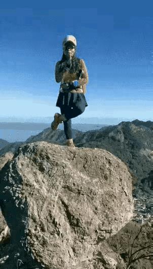 大姐应该是本地人，对这山路熟悉，一遛烟人没影了。