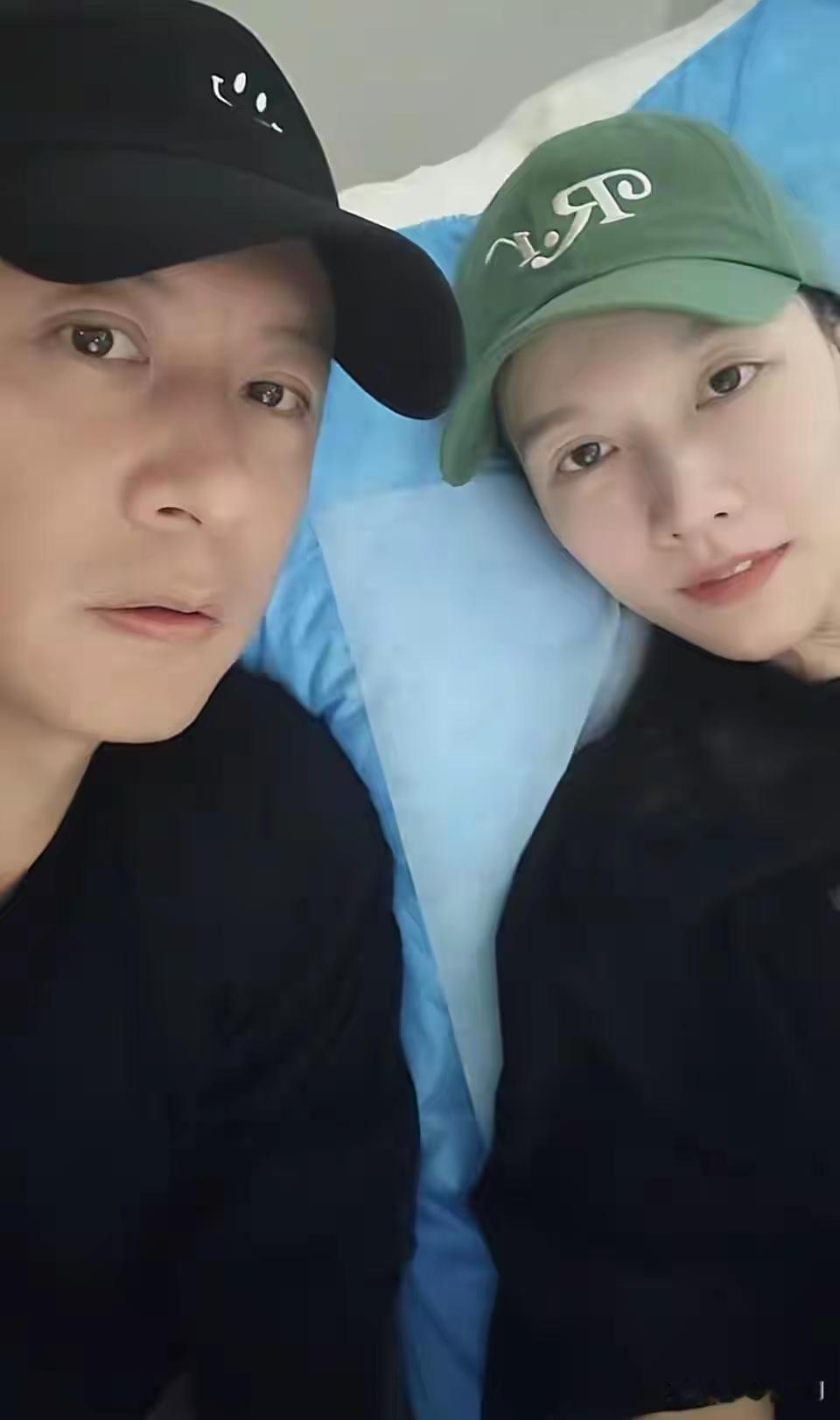 任重陪老婆产检！41岁孙骁骁穿黑色卫衣，素颜年轻漂亮像大学生，大方公开二胎四维照
