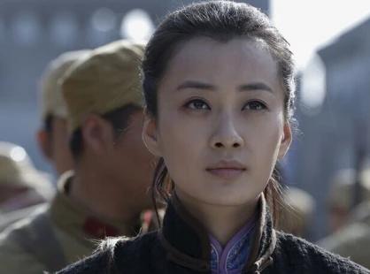 1943年，女土匪吕芪见很多男人垂涎自己的美颜，竟然说："想和我睡觉不难，我不要