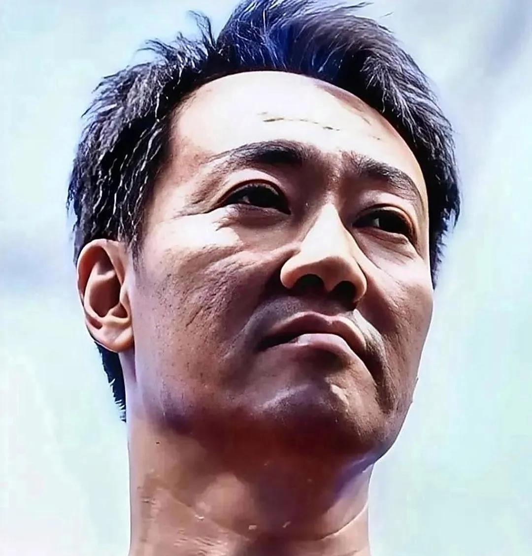 辛柏青妻子去世后，状态差到极点，朋友难联系，活动靠李乃文顶场。李乃文叹：“辛柏