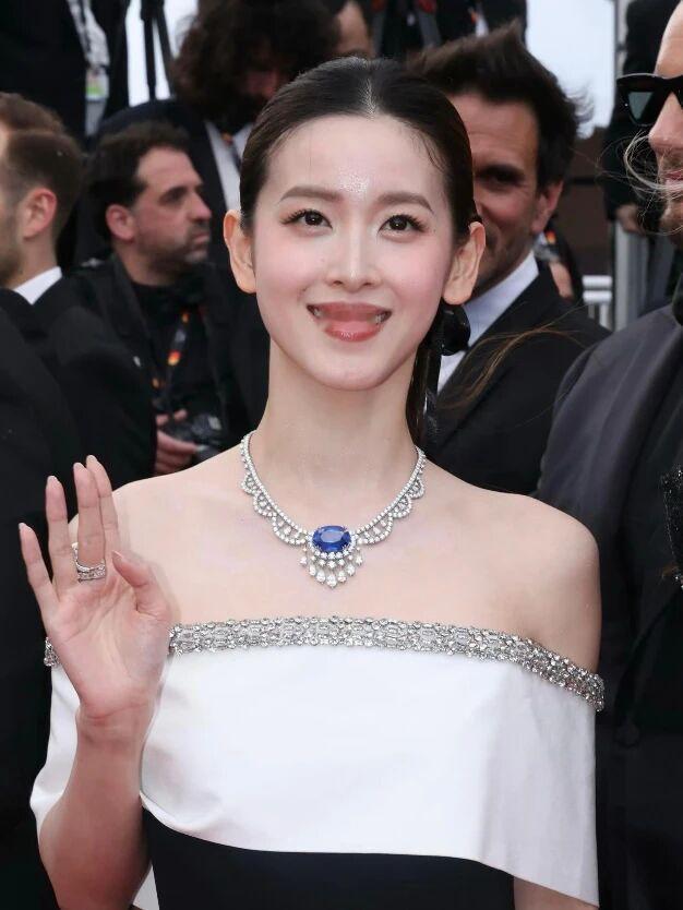 章泽天戛纳杀疯了！佩戴项链估值1.5亿元012026戛纳红毯群星云集，不