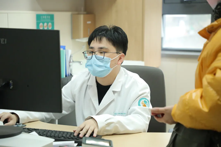 天冷就犯病, 七旬大伯痒到睡不着! 很多老年人都有, 医生实用建议来了