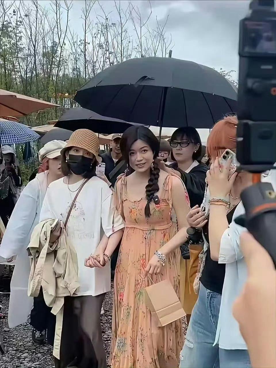 路人拍的陈妍希，看着真跟网上那些修过的照片差太远了，简直不像一个人似的。