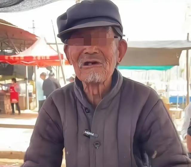 山东一继父大爷病重没钱，走了两小时土路去投奔养了30年的继女。大爷年轻时娶了带5