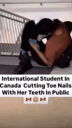 这女子像是一个练瑜伽的，身子骨非常柔软，自己的嘴能够触碰到自己的脚，这对一般的成