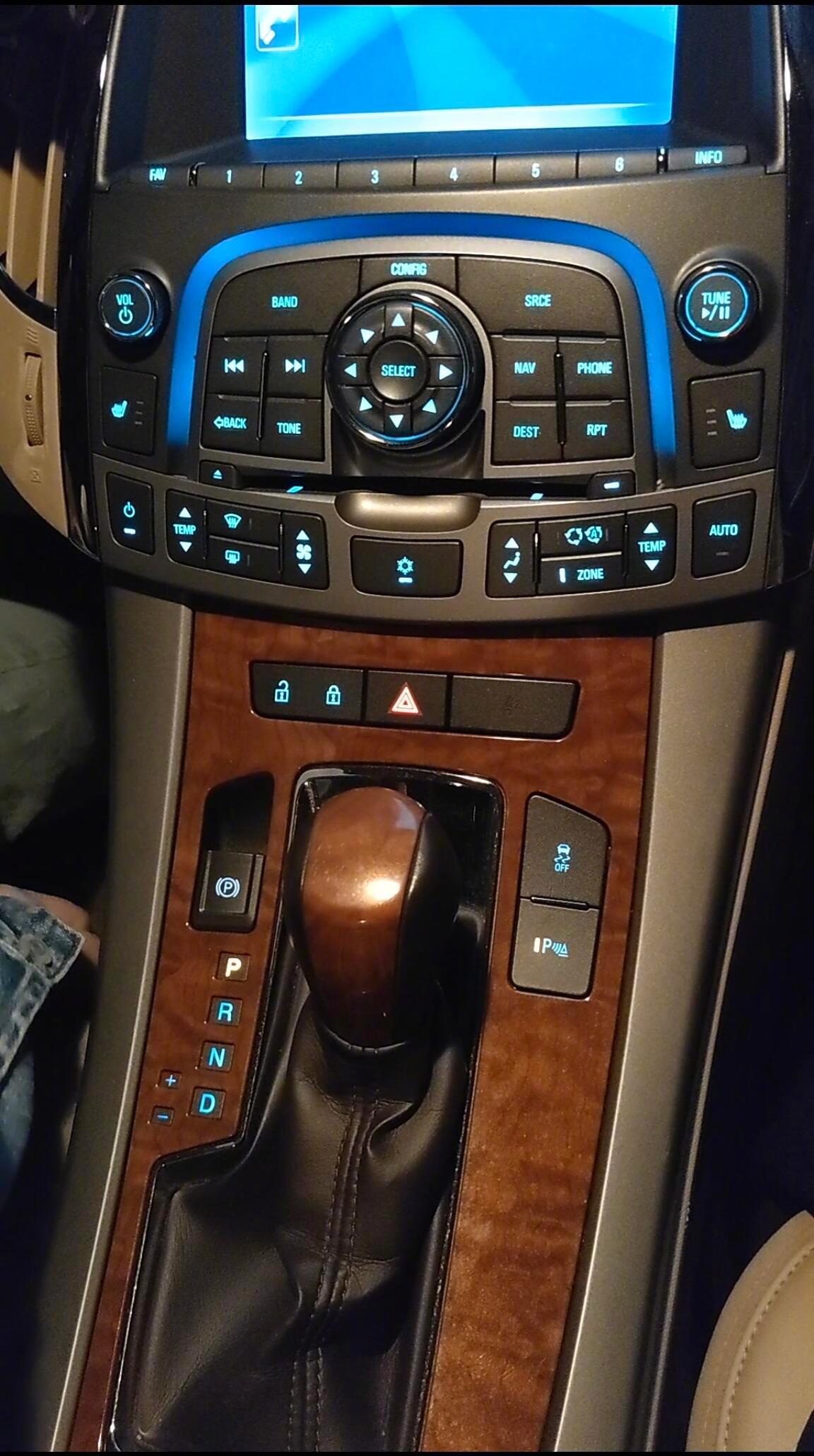 有一种审美是老车的审美。在夜晚，灯光亮起，有种说不出的美。停车的时候，低头一看，