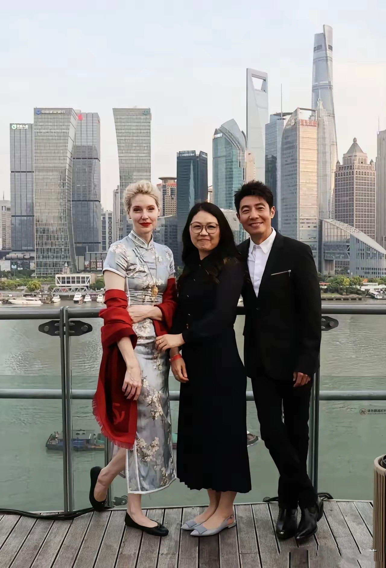 撒贝宁妻子这身旗袍造型太出彩，气质温婉又大气，身姿优雅韵味十足，妥妥的东方美人。