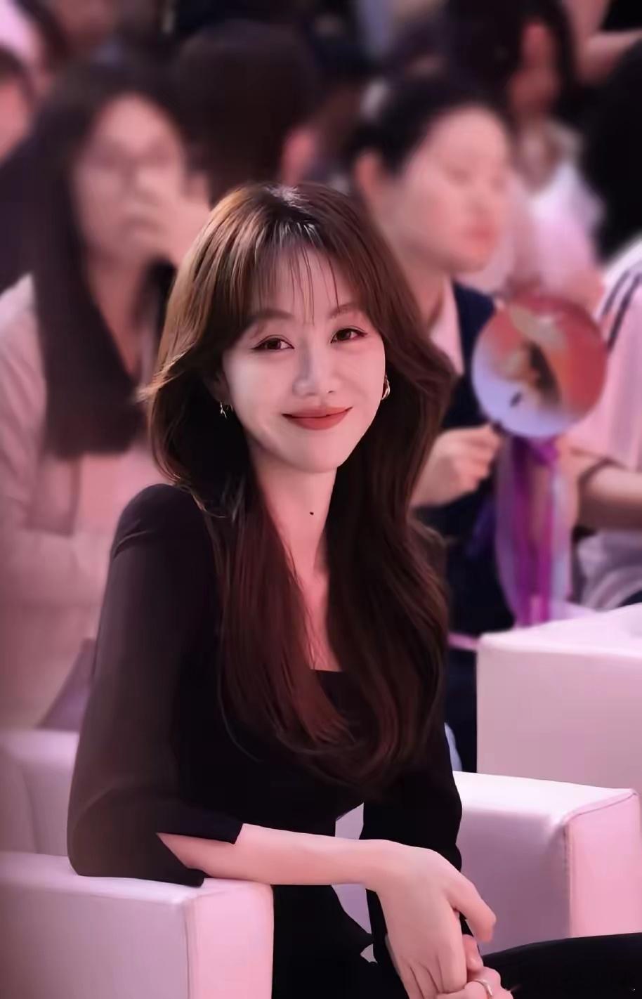 我表姐是一个演员的助理，她见过姜妍她回来偷偷跟我说，她说姜妍是她见到过真人，能让