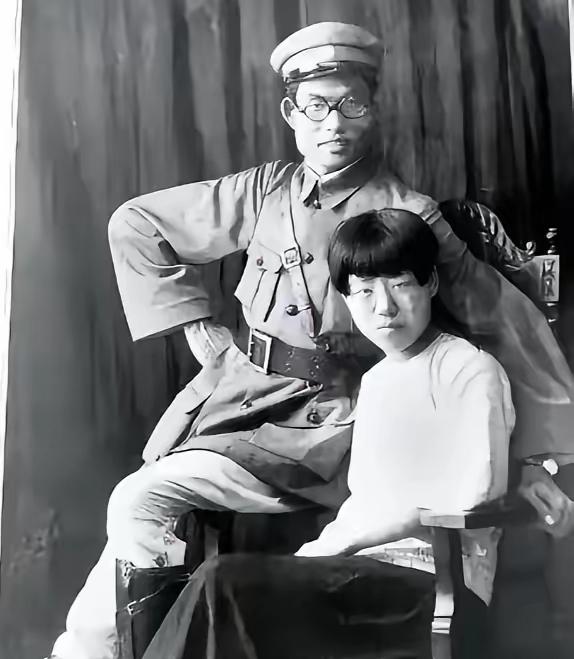 1940年，延安，朱仲芷主动跟丈夫萧劲光离了婚。那一年她已经是六个孩子的母亲，和