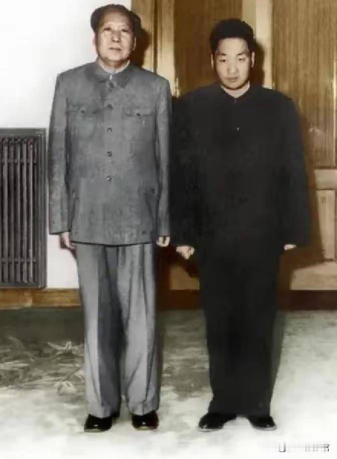 这组照片记录了毛主席与儿子毛岸青、儿媳邵华的珍贵家庭影像。毛岸青是毛泽东与杨开