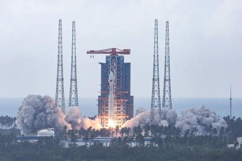振奋人心！手机直接连卫星上网又近一步，以后坐飞机将不再无聊。据新华社消息，长征八