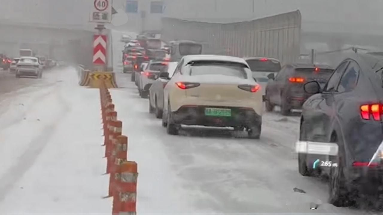 有网友喊话，长城魏老板这波流量得接一下：原来一场大雪，阻碍了人们的出行。一名