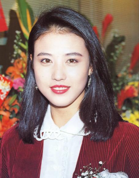 1990年，吕良伟父亲大骂：“你老婆周海媚天天睡到12点，这么懒的女人，也不伺候
