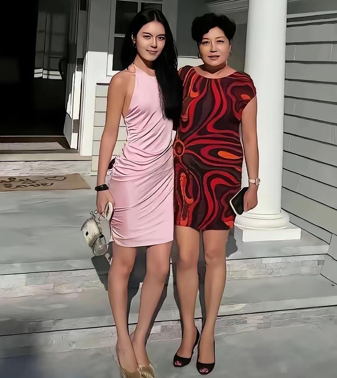 这是哈文母女在美国别墅前的合影，22岁的女儿，身高1米7，身材苗条，越来越漂亮了