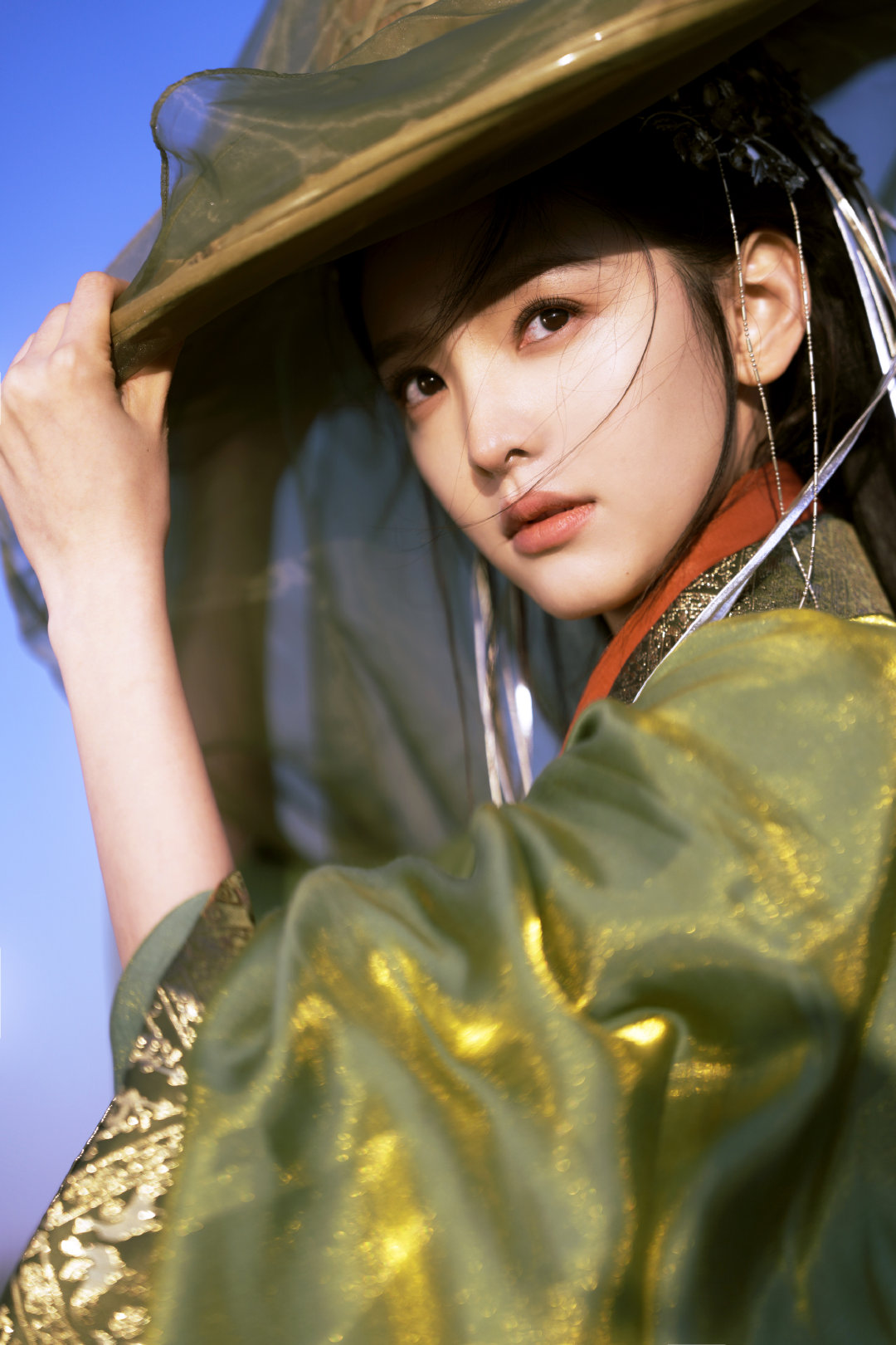 章若楠绿衣古风写真有好像肆意潇洒的画中仙呀，绿衣古风造型真的绝美，或许可以看到