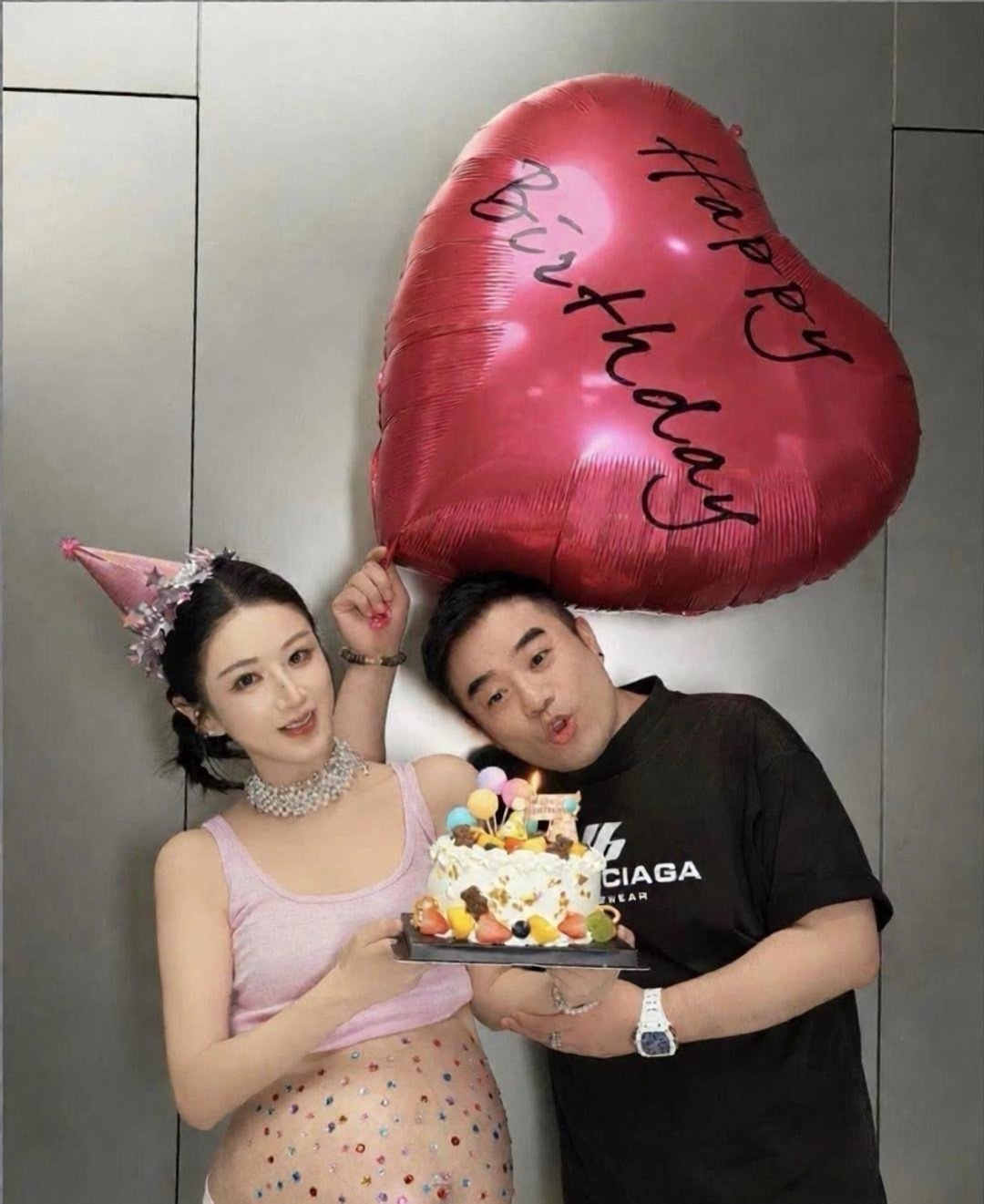 薇娅挺着二胎孕肚和老公女儿一起庆祝41岁生日，依然漂亮​​​