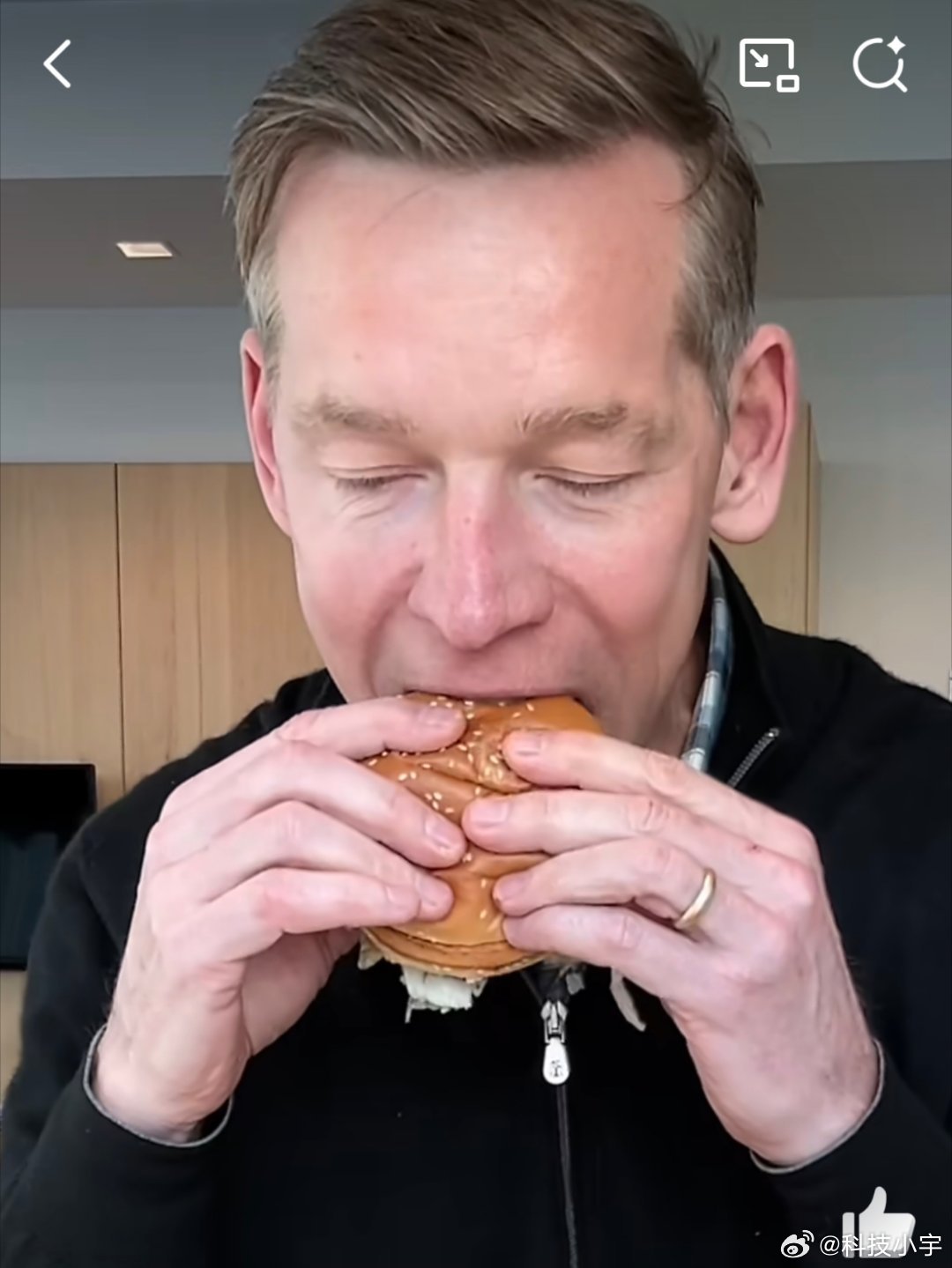 麦当劳CEO再被网友扒出假吃为什么我觉得这个CEO的巨无霸又大又厚呢，我平时吃的