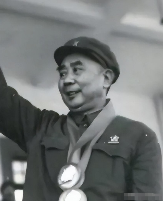 1970年，王自正持枪冲进了军区政委的卧室，政委连忙呼叫警卫员，谁知，2个警卫员