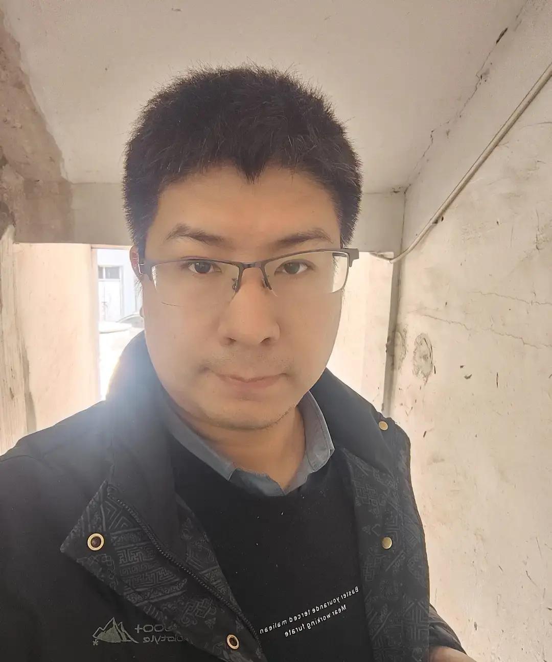 深圳电商美工昨晚加班忘把饭盒带回家，今早只能翻抽屉，找到以前女同事送的巴掌大备用