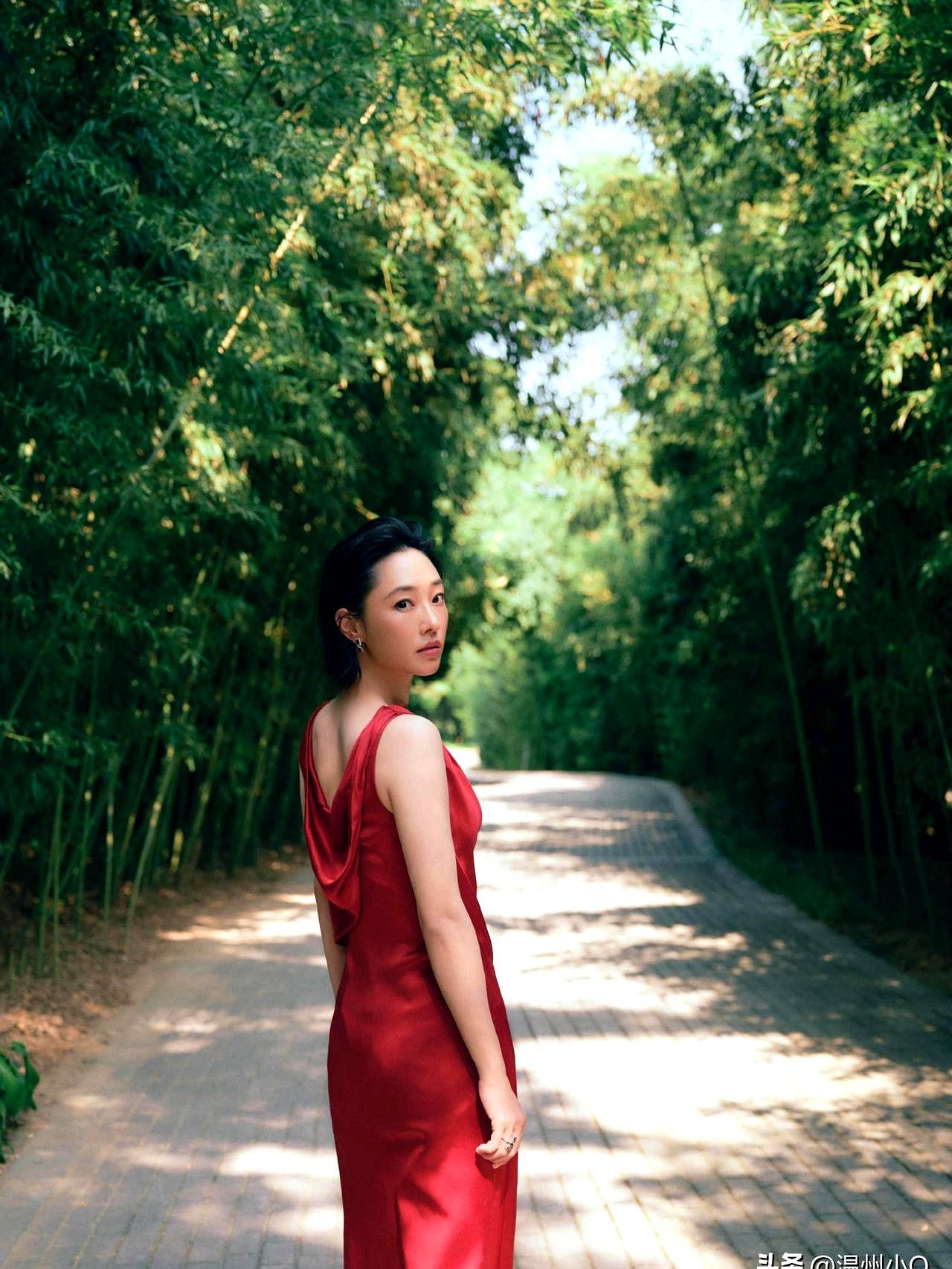 谁能想到啊，女明星那华丽的礼服大裙摆底下，竟然偷偷塞了条牛仔裤？这波反套路操作