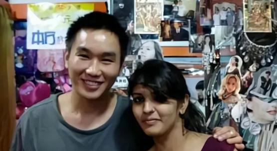 2012年，19岁的印度女孩莫迪娜，听说中国男人不打老婆、女人能挣钱，连夜收拾行